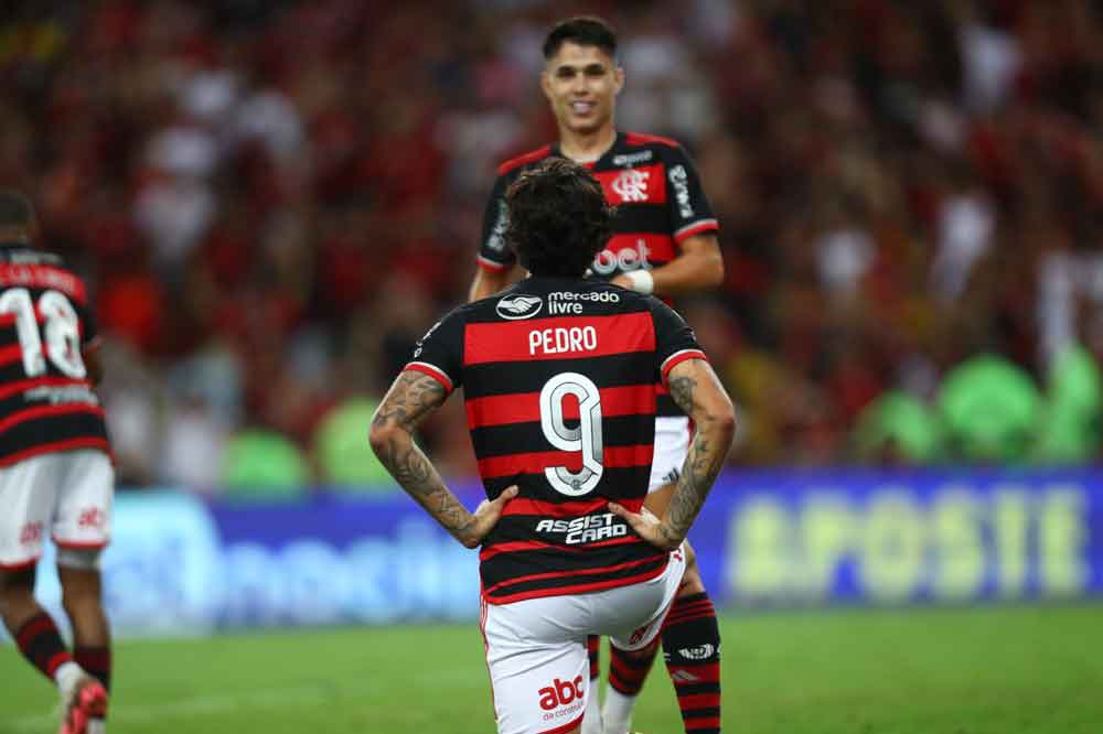 Flamengo vence o Palmeiras e larga na frente nas oitavas da Copa do Brasil