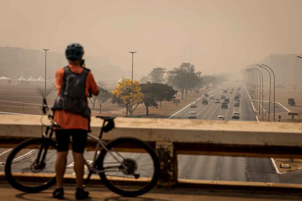 Fumaça continua encobrindo céu de Brasília nesta segunda (26)