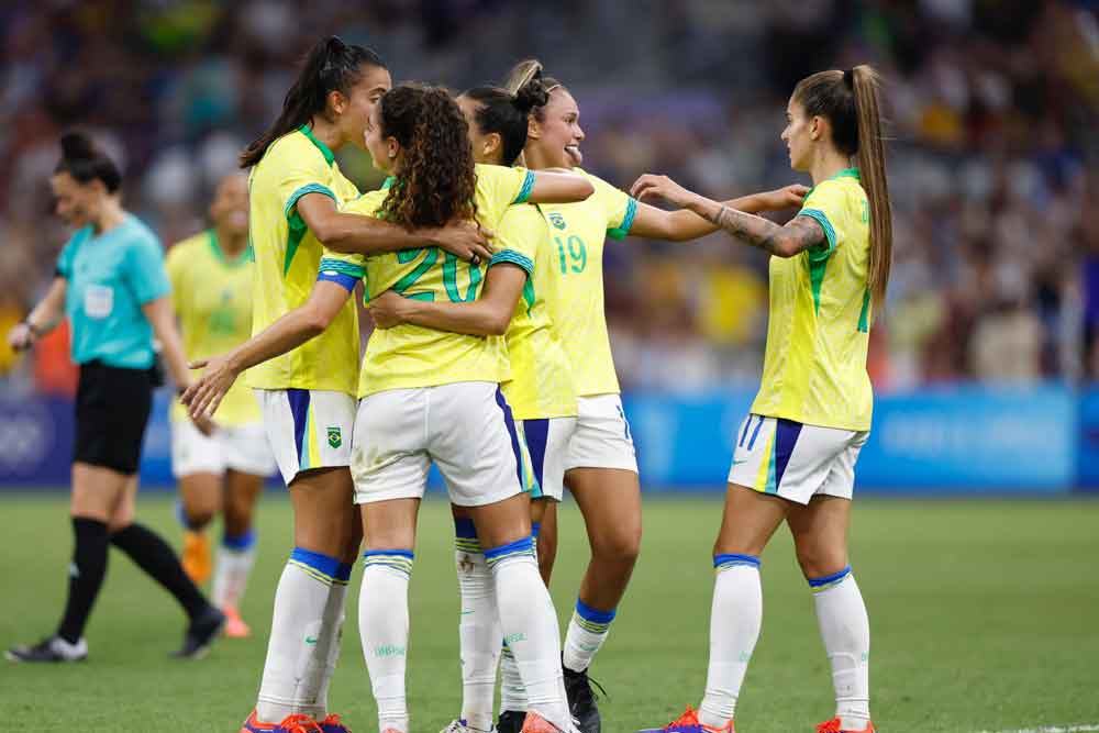 Brasil vence Espanha e garante vaga na final do futebol feminino