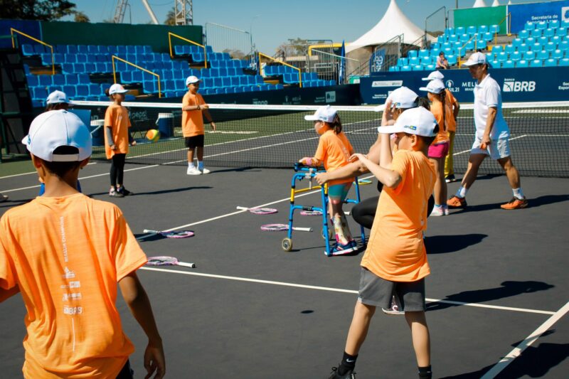 Alunos dos COPs aprendem sobre tênis no Brasília Champions