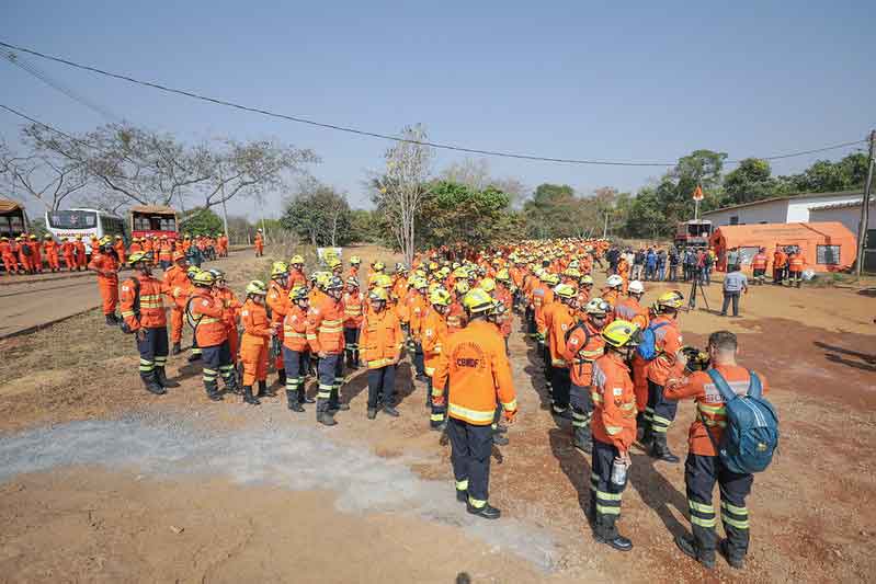 Após três dias, operação conjunta controla incêndio no Parque Nacional de Brasília