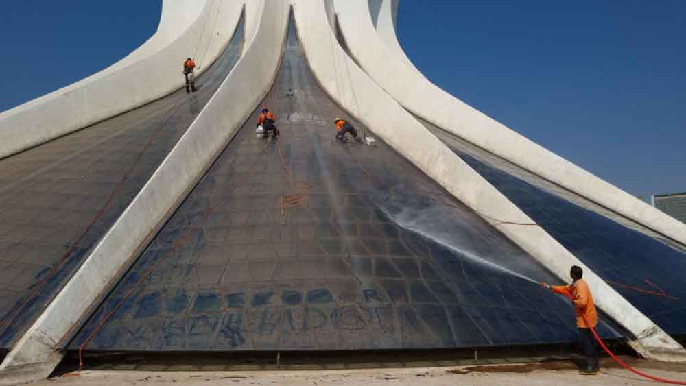 Catedral Metropolitana recebe trabalho de limpeza da área externa