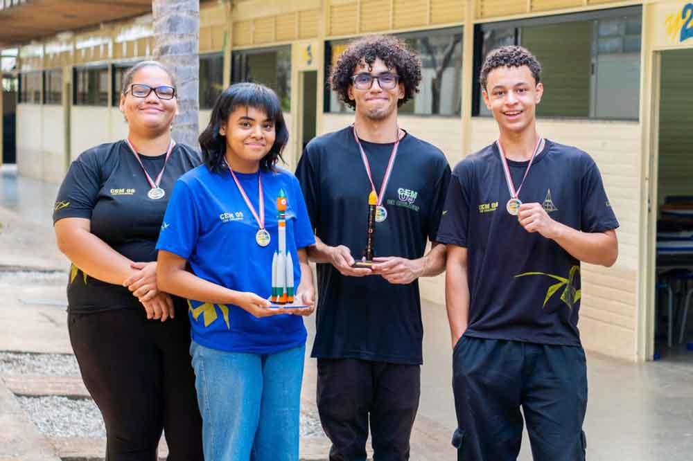 Estudantes da rede pública conquistam ouro em Olimpíada Internacional de Matemática