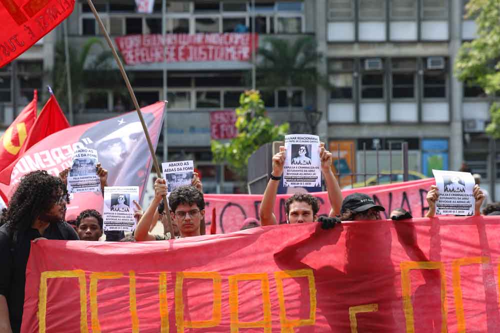 Justiça autoriza uso da força policial para retirar os estudantes que continuam ocupando a Uerj