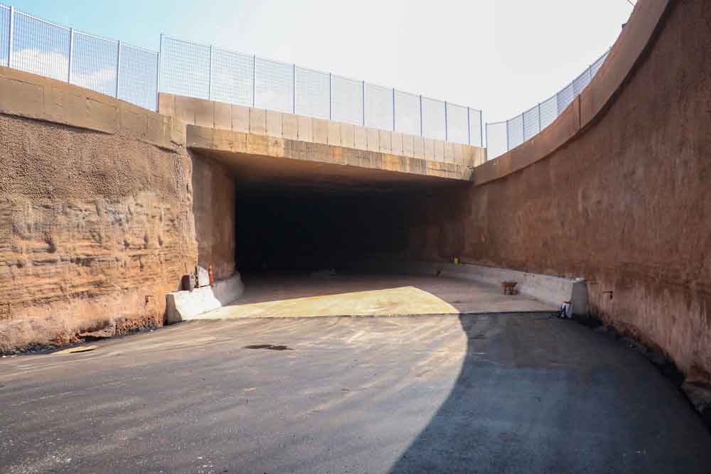 Equipes trabalham para concluir a obra do Viaduto do Riacho Fundo