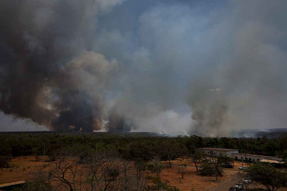 Fumaça causada pelo incêndio no Parque Nacional de Brasília se espalhando pelo DF