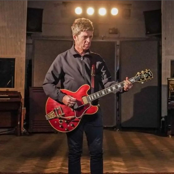 Guitarra de Noel Gallagher, do Oasis, é leiloada por quase R$ 1 milhão