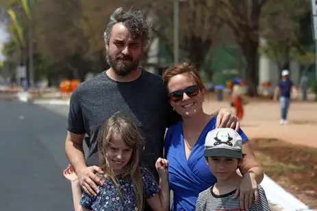 Brasília (DF), 07/09/2024 - César Ferreira, Sara Boreal com seus filhos Maitê Ferreira e Dante Ferreira, participam da comemoração cívico-miliatar aos 202 anos da independência de 7 de Setembro, realizado na Esplanada dos Ministérios.  Foto: José Cruz/Agência Brasil