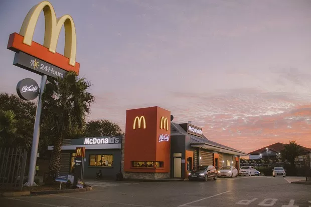 É o fim do funcionário do mês? McDonald’s testa loja sem caixas com atendentes humanos