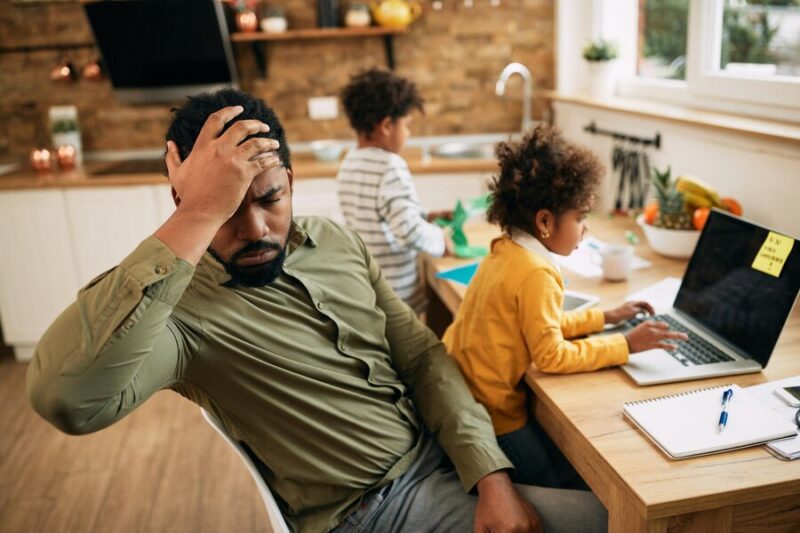 ‘Exaustos, esgotados’: como a autocobrança de serem mais presentes com os filhos tem afetado a saúde mental dos pais