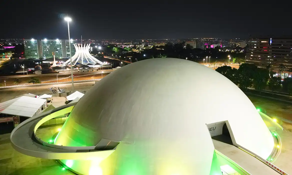 Brasília se ilumina de verde e amarelo 2 dias antes de jogo da seleção