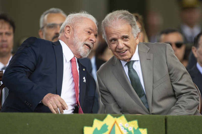 Ministro da Defesa deve apresentar a Lula opções para compra de novo avião presidencial