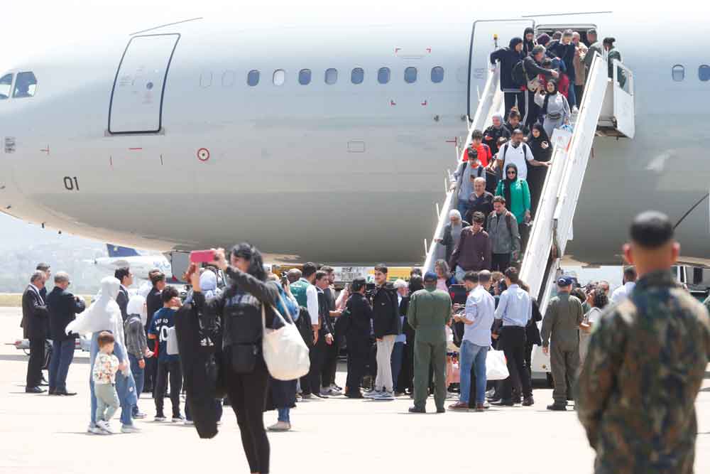 Avião com brasileiros repatriados pousa em São Paulo