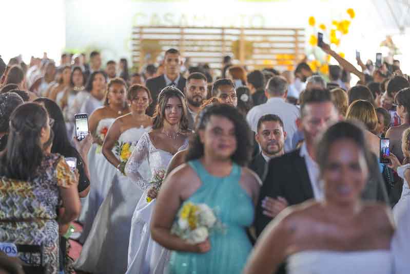 Casamento comunitário formaliza a união de 91 casais no Pontão do Lago Sul