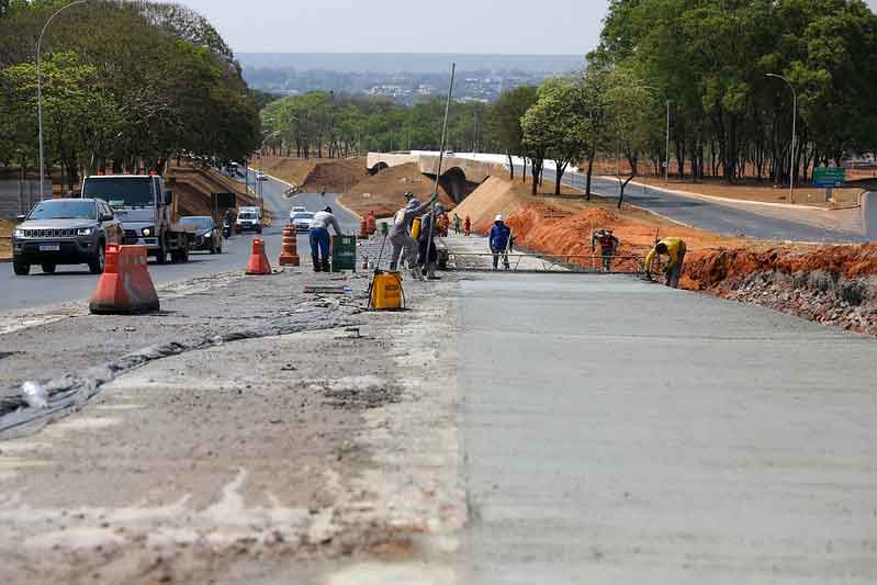 Corredor do terminal rodoviário da Asa Sul recebe novo pavimento rígido em concreto