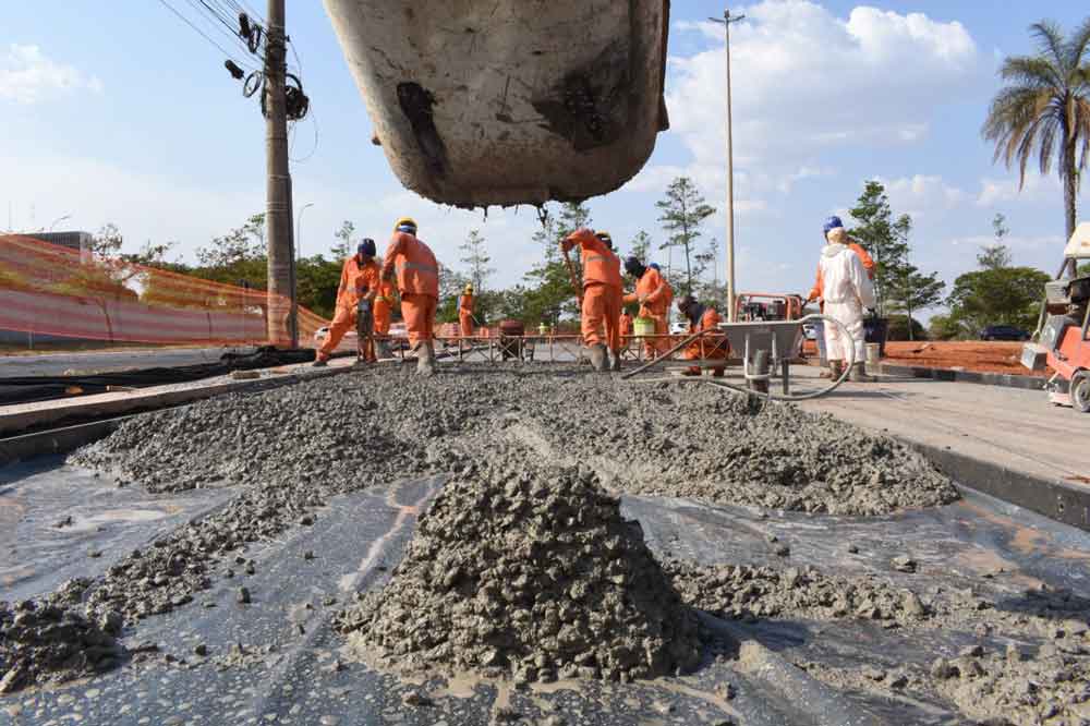 Obras na via Epig recebe concreto com fibras sintéticas