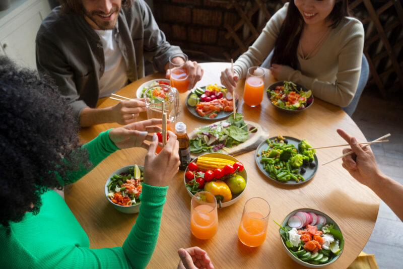 Ter amigos, comer bem, fazer exercícios: quanto cada hábito de vida reduz o risco de depressão?