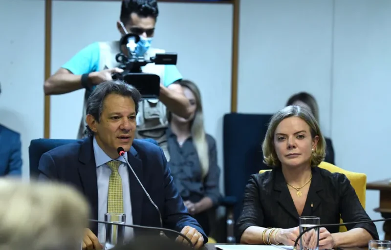 Defesa de candidatura nordestina à presidência do PT é novo capítulo de ‘guerra’ entre Gleisi e Haddad