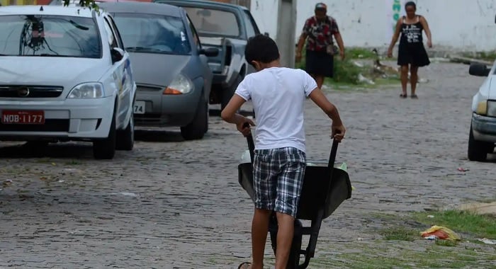 Trabalho infantil cai ao menor nível da série histórica, recuando 14,6% em um ano