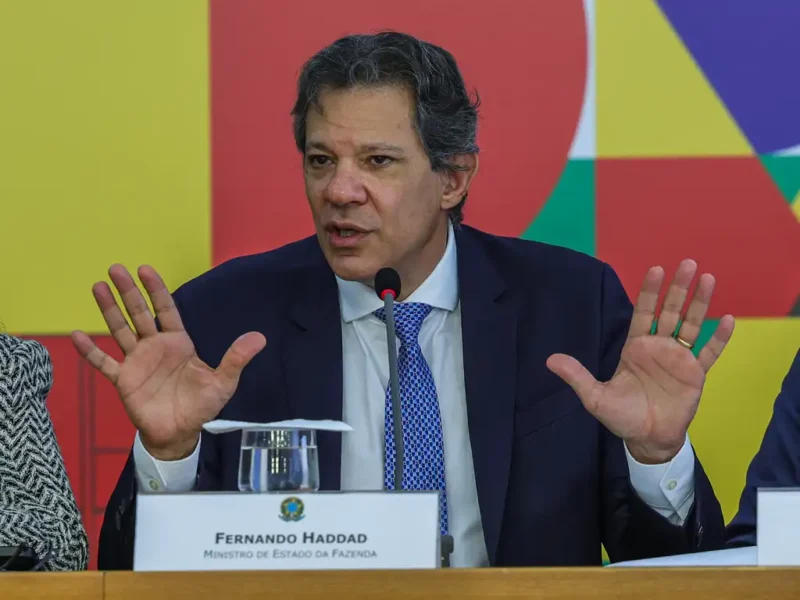 Haddad diz que isenção do IR por razões de saúde será limitada a quem ganha até R$ 20 mil por mês, mas deduções