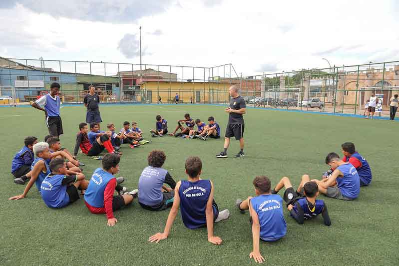 Programa Bom de Bola do 21º BPM oferece aulas gratuitas de futebol a jovens de São Sebastião