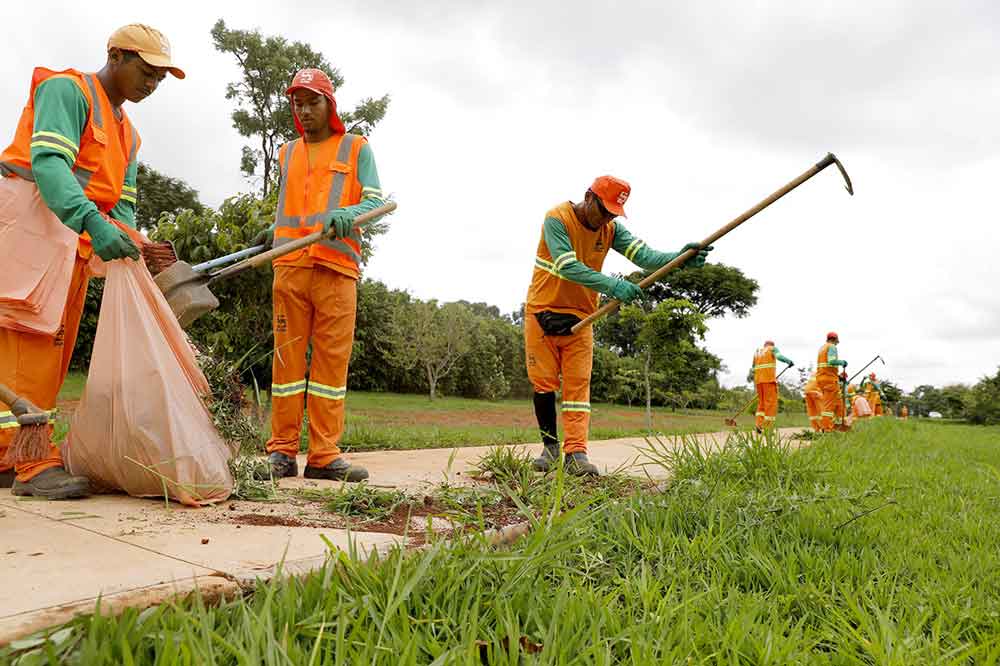 Mutirão de limpeza no Park Way ajuda a eliminar focos do mosquito da dengue