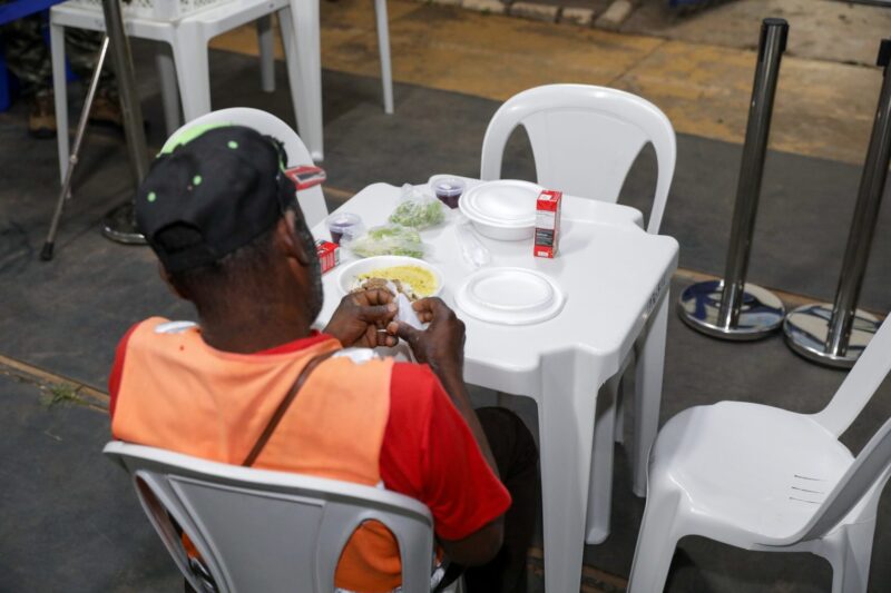 Restaurantes comunitários forneceram 900 mil refeições a pessoas em situação de rua este ano