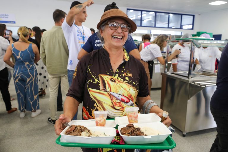 Restaurantes comunitários do DF oferecem duas refeições por turno para a população