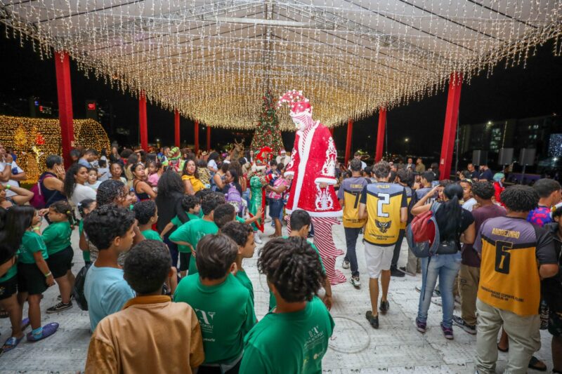 Crianças atendidas por instituições sociais participam de tarde de diversão no Nosso Natal