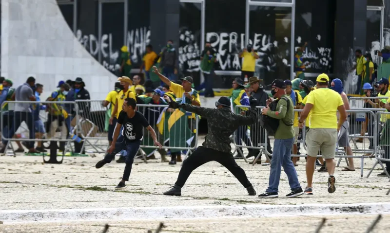 Para psicanalistas, ataque do 8/1 foi movido por revolução imaginária