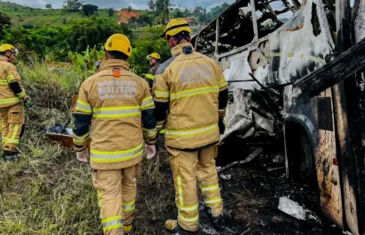 Polícia identifica 26 das 41 vítimas do acidente entre ônibus e carreta em Teófilo Otoni (MG)