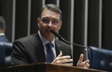 Flávio Bolsonaro diz que corte internacional pode ser ‘caminho’ caso pai seja denunciado por tentativa de golpe