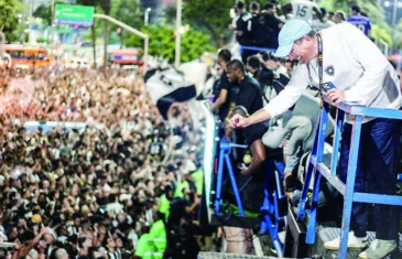 Textor se surpreende com festada torcida botafoguense no Rio