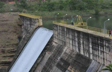 Reservatório do Descoberto atinge capacidade máxima e verte mais cedo