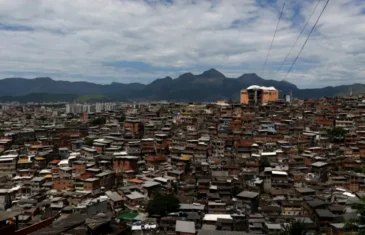 Polícia do Rio combate em dois morros caixinha de facção criminosa