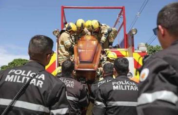 Despedida marcada por honras militares para o policial que morreu em incêndio