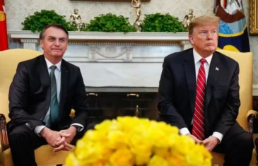 Filho de Bolsonaro tenta convencer staff de Trump a lamentar ausência do pai