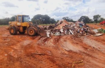 Lixão irregular na Vila Planalto é limpo por equipes do GDF