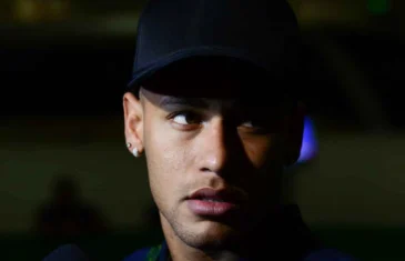 Neymar se emociona e diz que retorna ao Santos para ser feliz