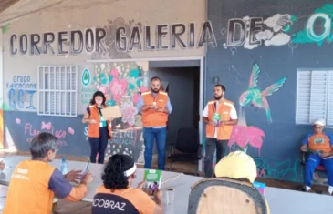 Catadores de recicláveis passam por capacitação para reduzir riscos com materiais cortantes e perigosos