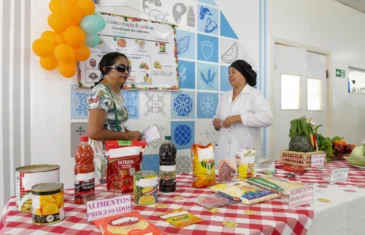 Usuários dos restaurantes comunitários aprendem sobre a alimentação saudável