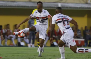 Lucas, do São Paulo, volta a criticar gramado sintético: ´prefiro jogar num natural ruim’