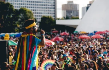 Blocos para todos os gostos arrastam multidão na região central de Brasília