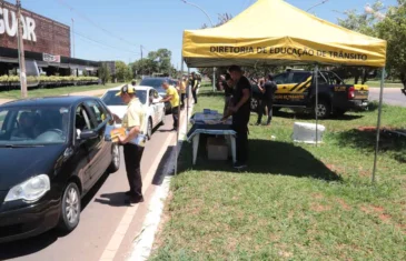 Detran-DF faz blitz educativa em homenagem ao Dia Internacional da Mulher