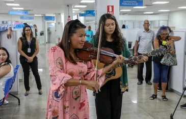 Com apresentação musical, violonista agradece ao atendimento dos profissionais do Na Hora