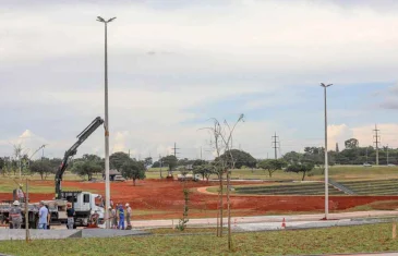 Praça Internacional da Paz, no Setor de Embaixadas Norte, ganha iluminação pública