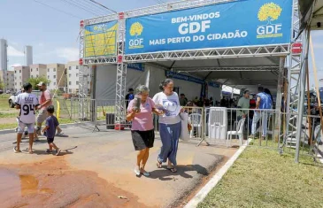 População aproveita serviços gratuitos do GDF Mais Perto do Cidadão no Paranoá Parque