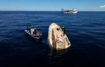 Aterrissagem na água, perda de sinal e golfinhos: veja como foi pouso que trouxe astronautas após 9 meses no espaço