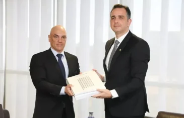 Saída de Eduardo Bolsonaro do país é mencionada durante jantar na casa de Moraes com senadores