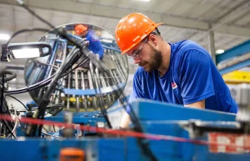 Após cinco meses de queda, indústria cresce 1,2% em março